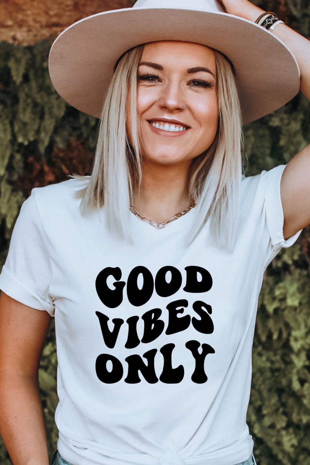 T-Shirt White / S Good Vibes Only Graphic Tee